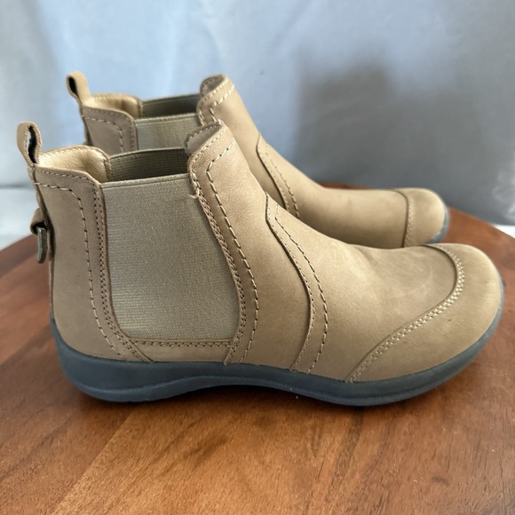 Earth Shoes - Earth Faine  Slip On Flat Round Toe Tan Leather Ankle Boot  Women's Size 5